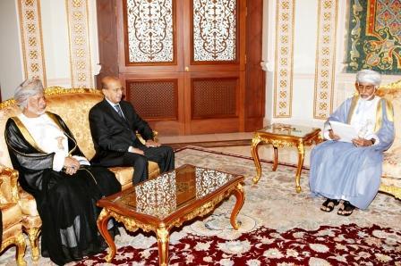 السلطان قابوس أثناء استقباله د. القربي أمس